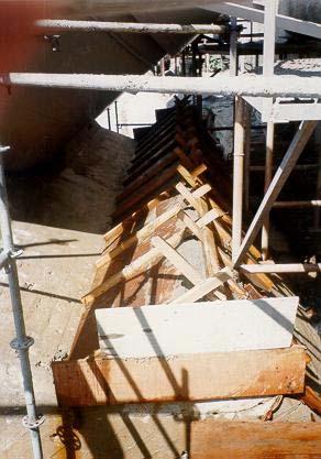 A concretagem foi executada sobre superfície saturada seca (SSS). O concreto foi homogeneizado em betoneira de 500 litros e adensado com mangote vibratório de imersão, com 25 mm de diâmetro.