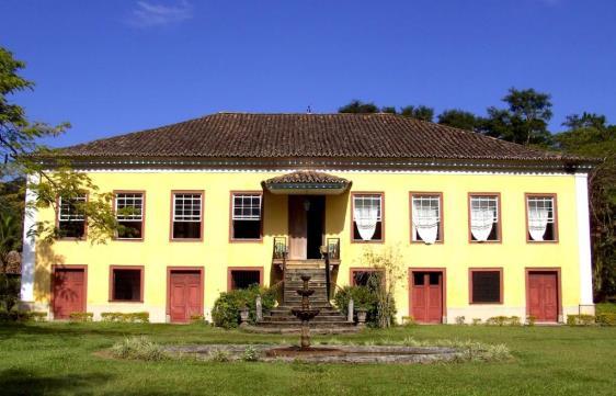 longe da estrada, impedindo a fuga dos escravos e posicionada em um lugar específico para a boa visualização do dono da fazenda nos escravos.