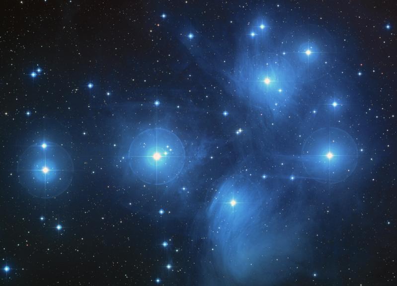 Exemplo de Aglomerado Aberto Aglomerados aberto ou galáctico é um grupo de de dezenas a centenas de estrelas ligadas gravitacionalmente, geralmente composto por azuis e