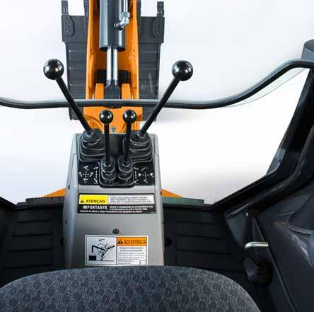 A 580N possui assento confortável e ajustável, além de controles ergonomicamente posicionados, juntamente com sistema de ar-condicionado para o conforto do operador em qualquer clima.