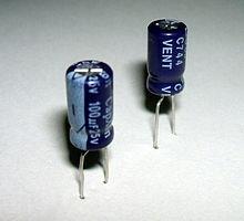 A principal função de um capacitor é armazenar cargas elétricas. A quantidade de cargas elétricas que um capacitor pode armazenar é dada em uma unidade chamada coulomb.