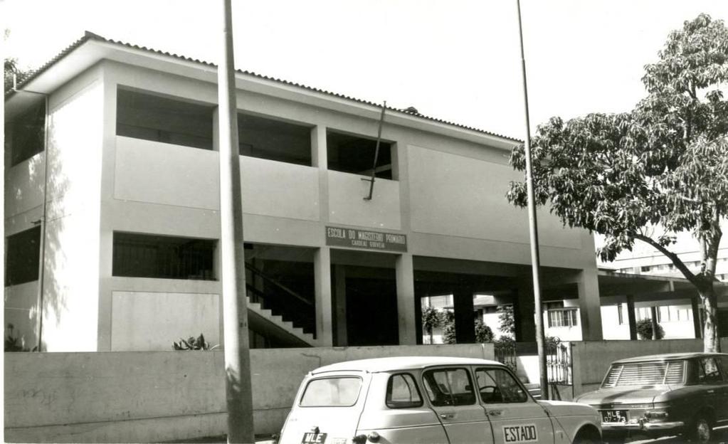 331 Ensino Primário comum ou equivalente. A idade mínima fixada era de 15 anos e a máxima era de 22 anos. Figura 12 - Escola do Magistério Primário Cardeal Gouveia, Lourenço Marques, 1970.