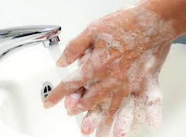Higienizar as mãos Higienizar as mãos é remover a sujidade, suor, oleosidade, pelos e células descamativas