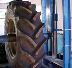 Deformação Figura 28. Detalhe da deformação elástica sofrida pelo pneu agrícola.