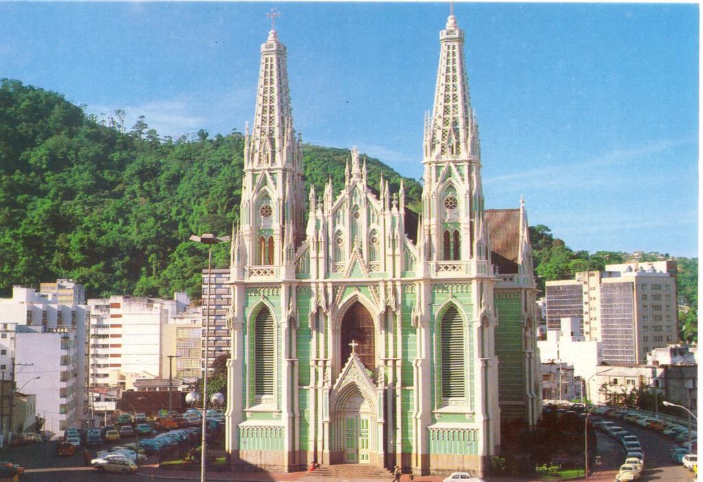 A Catedral, construída por sobre os escombros da velha matriz, terminada apenas no final da década de 60 e incorporando portanto as diretrizes do Concílio do