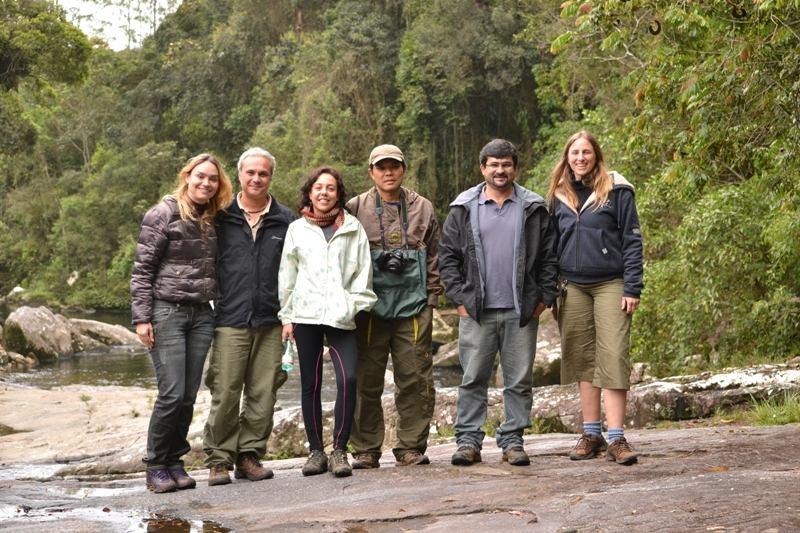 Participantes do XVIII Encontro do Fórum Florestal de São Paulo na cachoeira do Parque das Neblinas, Mogi das Cruzes/SP 2º dia de encontro (29 de outubro).