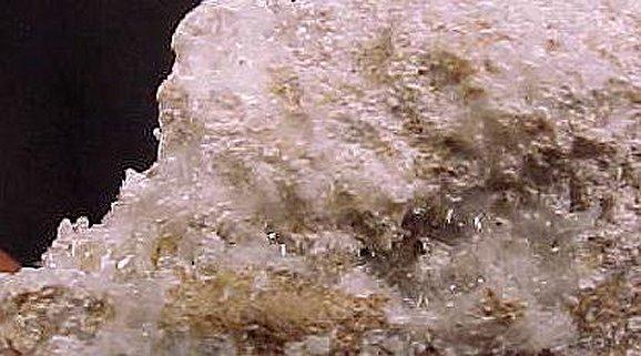 a) b) Figura 2.1 - Mineral etringita: a) encontrado na região de Kuruman; b) encontrado na Alemanha. Disponível em: http://www.rc.unesp.br/museudpm/banco/grm.