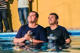 5.3.SIGNIFICADO DO BATISMO NAS ÁGUAS O batismo nas águas carrega em seu bojo um significado importante na vida espiritual de um crente em Jesus, pois, no momento do batismo por imersão nas águas,