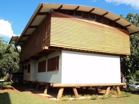 19), um edifício de 2 pisos localizado em Brasília, usando madeira