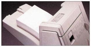 Alceador/Grampeador: Quando equipada com o Alceador/Grampeador modular (modelo SR720), as Aficio 1035/1045 podem alcear e/ou grampear as impressões.