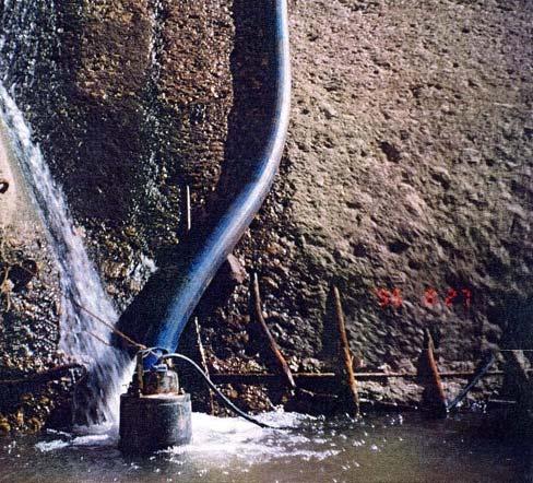 Segurança hidráulico-operacional de barragens Deteriorações por acção do escoamento - Abrasão Erosões nas