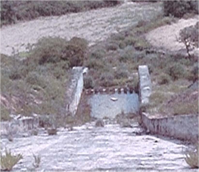Segurança hidráulico-operacional de barragens inspeção a descarregadores Aspetos a examinar na zona de RESTITUIÇÃO Averiguar a evolução dos processos erosivos Risco para a barragem?