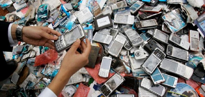 Brasileiro joga no lixo cerca de 200 milhões de celulares por ano A obsolescência programada (mecanismo para diminuir a vida útil dos produtos forçando assim novas vendas) é um dos motores da