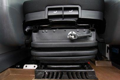 O console HVAC (Heating, Ventilation and Air Conditioning, Aquecimento, Ventilação e Ar-condicionado) fica embaixo do apoio de braço esquerdo.