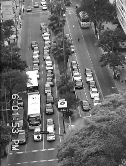 79 Figura 5.3 Filmagem da interseção junto à rua Ramiro Barcelos (Fila RS e Fila RN) As filas foram filmadas e medidas ao longo de todo o período modelado (1 hora).