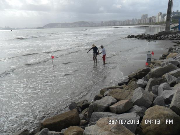 (B): quadras de vôlei com evidências de colocação/remobilização de areia. (C) e (D): descalçamento do poste de iluminação e rebaixamento da areia próximo ao perfil Stos-22.