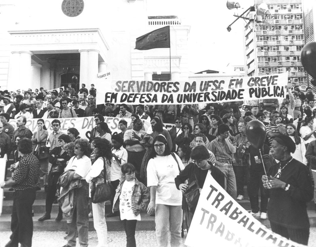 Fundado em 8 de abril de 1992, o SINTUFSC Sindicato de Trabalhadores em Educação das Instituições Públicas de Ensino Superior do Estado de Santa Catarina completou este ano 25 anos em defesa dos