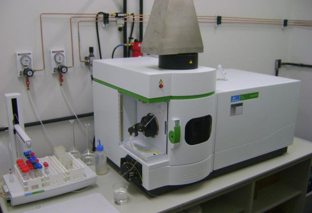 94 A partir de março de 2014, as determinações analíticas dos elementos metálicos de interesse no resíduo de borra de fosfato e no chorume in natura e pós-tratamento foram realizadas em um