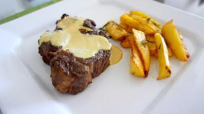 Entrecote com molho Mostarda e batatas assadas com Alecrim Entrecote: Aqueça bem uma grelha ou frigideira. Tempere os bifes com sal e pimenta do reino e coloque-os na grelha/frigideira.