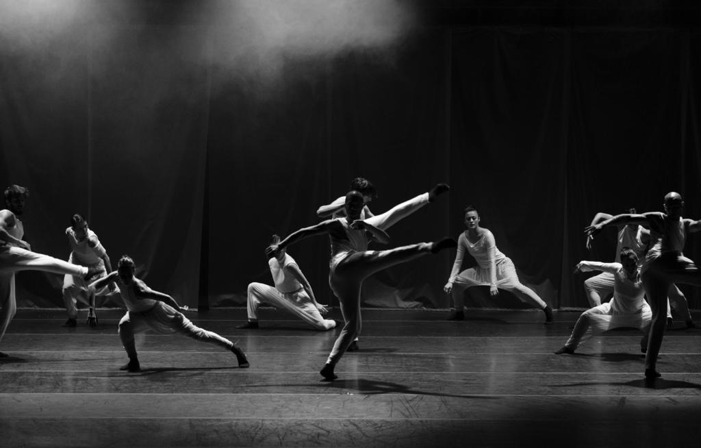 Frágil estreou em janeiro de 1997 em Heerlen, na Holanda. A obra, interpretada pelo Galili Dance, se centra na vulnerabilidade e medos inerentes à profissão de bailarino.