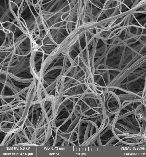 3. RESULTADOS E DISCUSSÕES As nanofibras de quitosana e nylon foram visualizadas através de microscopia eletrônica de varredura. A Figura 2 mostra as imagens obtidas através de MEV das nanofibras.