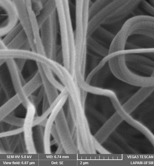 A Figura 2 mostra que a tecnologia forcespinning foi adequada para a produção de nanofibras de quitosana e nylon. As nanofibras apresentaram-se homogêneas se a formação de bolhas.