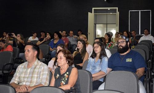 Para compor a mesa principal, foram convidados o diretor da EdUECE, professor Erasmo Miessa Ruiz, além dos professores Jackson Sampaio, Luiz Cruz, Lucili Cortez Granjeiro e Liduina Farias Almeida da