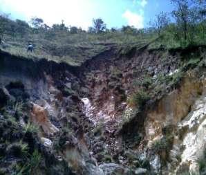 Figura 2 - Mapa de localização de feições erosivas lineares (voçorocas) na serra do Tepequém RR, destacando as duas voçorocas em estudo (BESERRA NETA, 2007).