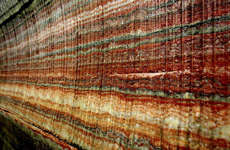 40 Figura 2.3 Estratificação de rochas salinas em galeria de mineração no depósito de potássio de Starobin (http://www.belarus.by/rel_image/2873). 2.4. Evaporitos e a indústria Desde os primórdios da