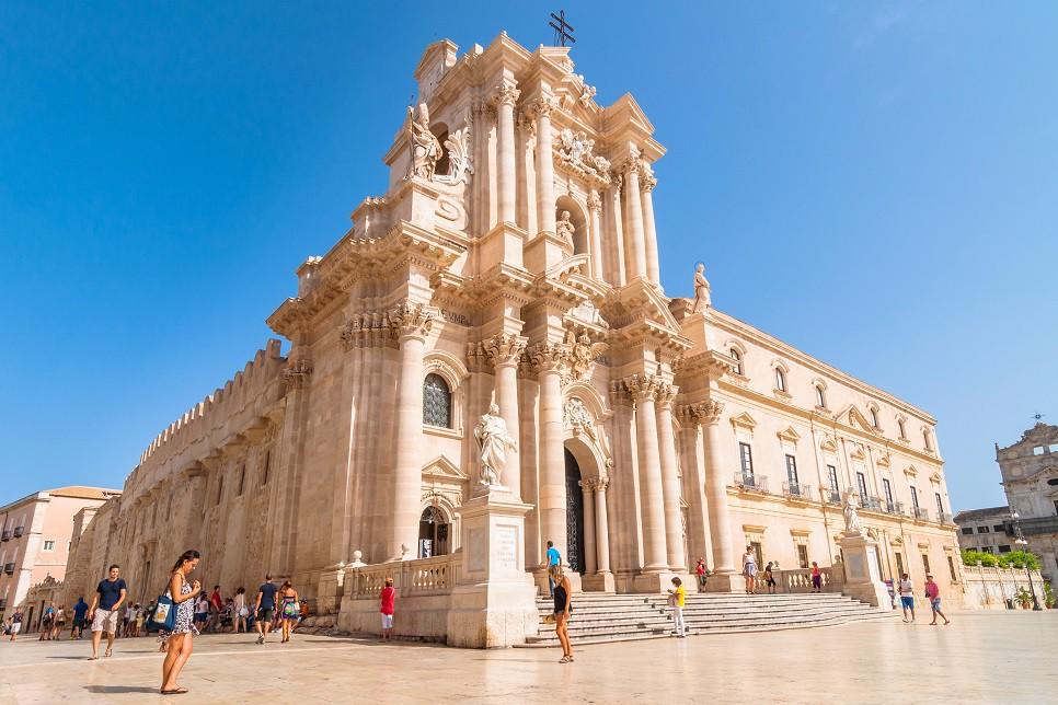 28 JULHO (Sábado) AGRIGENTO / PIAZZA ARMERINA / CATÂNIA Pequeno-almoço no hotel. Pela manhã visita ao famoso e único "Vale dos Templos".