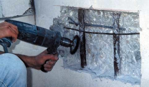 3) Preparação das armaduras Após a remoção da zona de betão deteriorado, e caso ainda existam sinais de corrosão nas armaduras devem ser usados procedimentos de escovagem manual dos varões através de