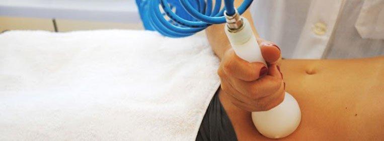 Como funciona a endermoterapia? A endermoterapia funciona por meio de um aparelho que massageia a área tratada com a ajuda de duas esferas. Localizadas na base inferior.