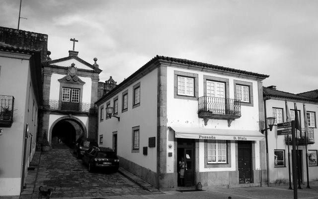 kasnijim zahvatima DGEMN-a, poput dvije simboličke intervencije: na Pousadi de D. Dinis iz 1982. godine u mjestu Vila Nova de Cerveira (arhitekt Alcino Soutinho) (slika 32.