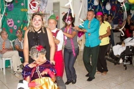 em tratamento ambulatorial e colaboradores.