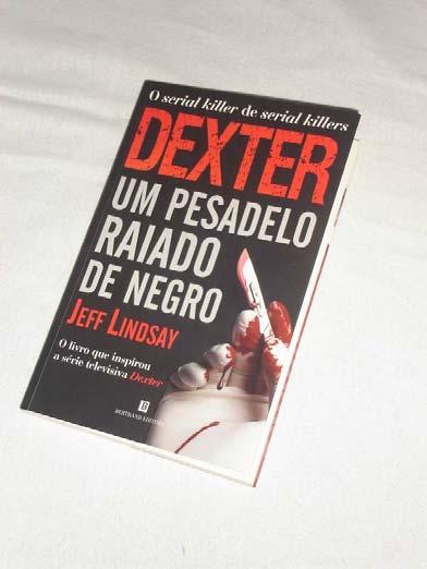 AGRUPAMENTO VERTICAL DE ESCOLAS DO BÚZIO EB2,3/S DE VALE DE CAMBRA Projecto Individual de leitura Aluno: Pedro Miguel Coelho de Almeida Nº21 10ºF Livro: Dexter Um Pesadelo Raiado de Negro (escrito