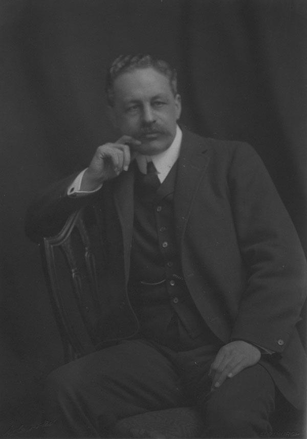 Sir Halford John Mackinder (1861/1947) Acadêmico / professor em Oxford e na London School of Economics Membro do Parlamento A defesa do pensamento político e estratégico na geografia inglesa 1897: