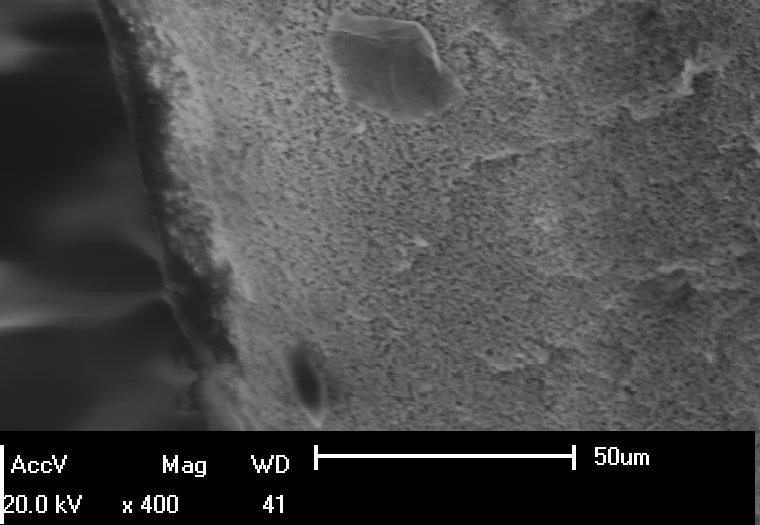 Seguimos com a apresentação das membranas após a aplicação no teste de MF de lodo. Primeiramente, é apresentada a micrografia da membrana 1 com vista perpendicular à espessura (Figura 34).