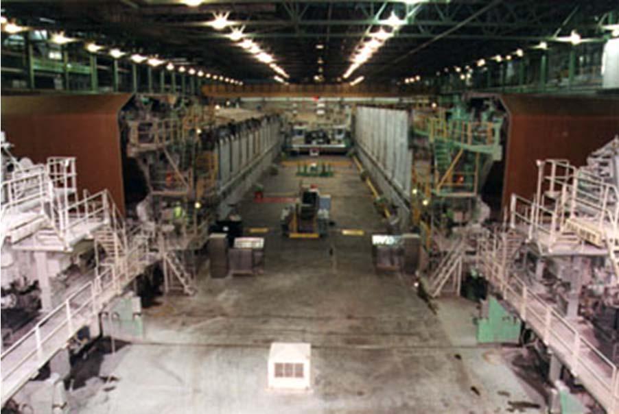 Fábrica de Papel A maior fábrica de papel do mundo (vídeo) Carretel n Bobinas n Laminas Como se pode ver nas figuras, o papel é fabricado em rolos grandes tanto em largura como em diâmetro,