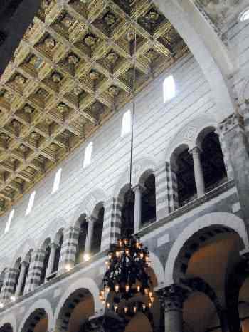 (a) (b) Figura 2.1 - (a) candelabro na Catedral de Pisa. (b) relógio de pêndulo concebido por Galileu.
