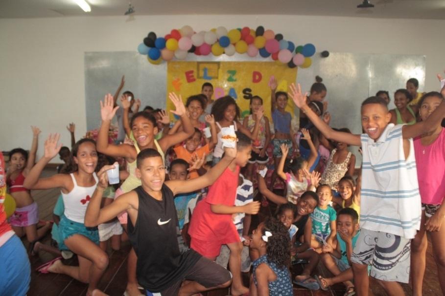 09/10/2015 Realização da festa do Dia das Crianças com a participação de aproximadamente 320