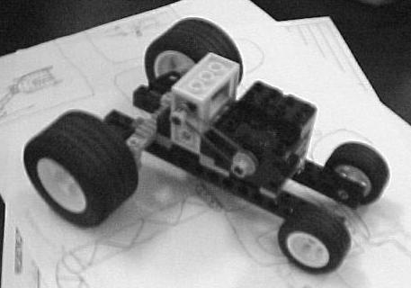 Novas Tecnologias na Educação CINTED-UFRGS Na Figura 7, pode-se observar no protótipo construído pelos sujeitos que o modelo copiado da revista foi posicionado na parte traseira do carro.