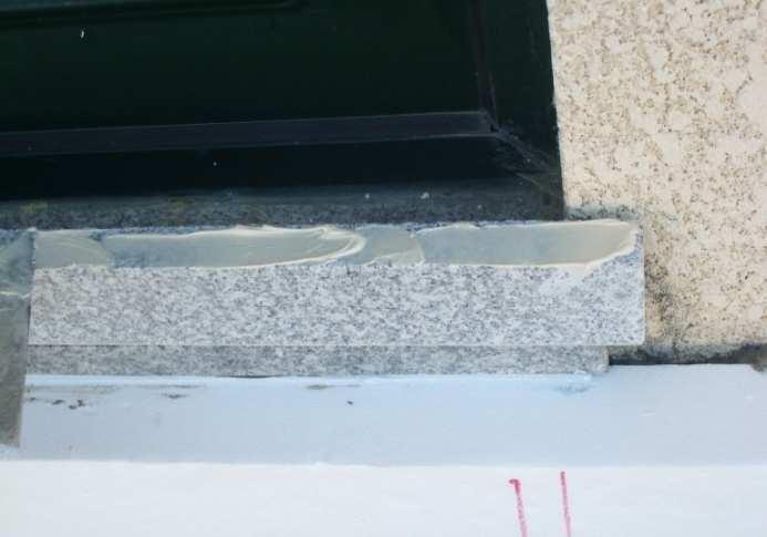 garantindo a cobertura da rede de fibra de vidro A espessura total da camada de base sobre as placas de EPS deve ser de pelo menos de 3mm A superfície de acabamento da argamassa de revestimento deve