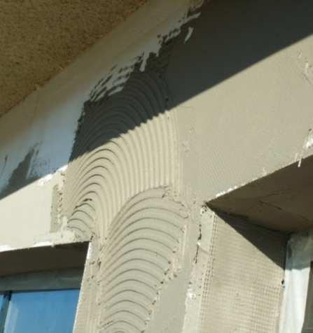 ausência de empolamentos, deslocamentos e pulverência, textura regular e uniforme Limpeza final da fachada Nas zonas de