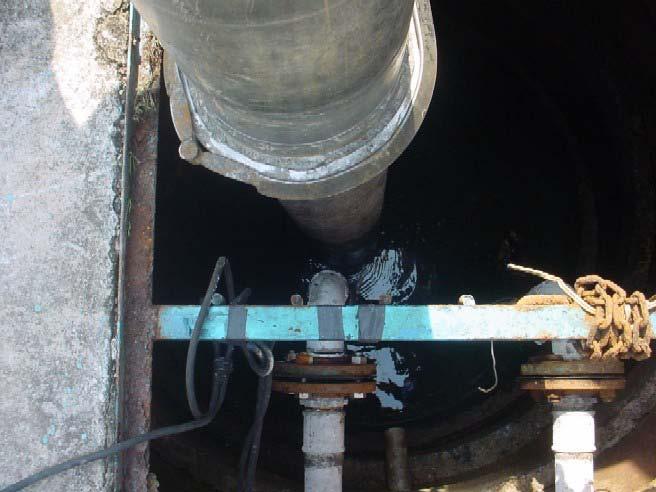 Resultados obtidos 103 Limpeza do poço da elevatória Válvulas de retenção Figura 28 Poço da elevatória em operação de limpeza e válvulas de retenção com fechamento manual.