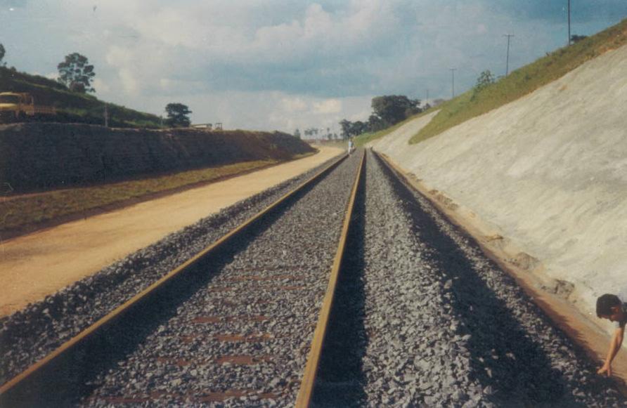 FOTO 4 Trecho da alça da Boa Vista, construído sobre o siltito, conforme a nova concepção adotada, o talude