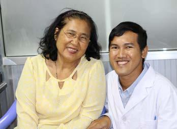 Nov Sokha tem 61 anos e vive nos arredores de Phnom Penh. Ela foi diagnosticada com o VHC cerca de 20 anos atrás, quando se sentia bem fraca e fez o exame de sangue.