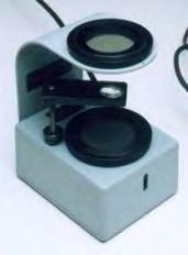 POLARISCÓPIO E CONOSCÓPIO O polariscópio consiste de uma fonte luminosa (lâmpada comum), e dois filtros de polarização, o