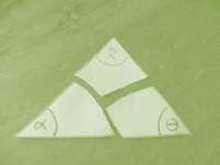 Triângulo com os três ângulos destacados. Três ângulos do triângulo rearrumados ângulo raso formando um (180 ).