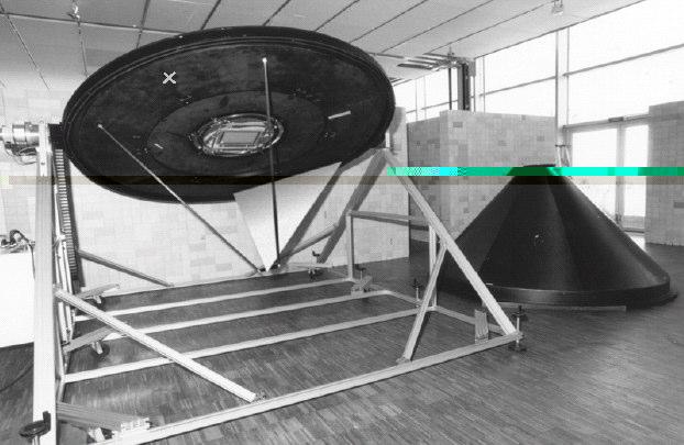 63 Figura 16 - Goniofotômetro bidirecional do EPFL (Fonte: IEA, 1999) Ainda são apresentados pelo autor outros equipamentos visando à medição bidirecional da transmitância/refletância da luz, como