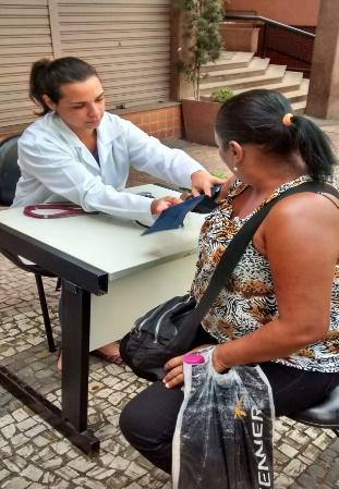 Farmácia Atendimento à comunidade realizado pelos estagiários da clínica escola do curso de Farmácia na rua Aimorés.
